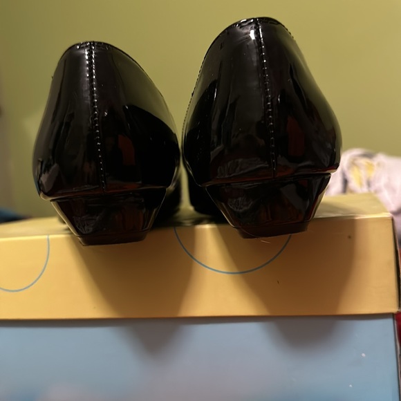 Ladies black patten leather slides Sz 8.5 M - Picture 3 of 5